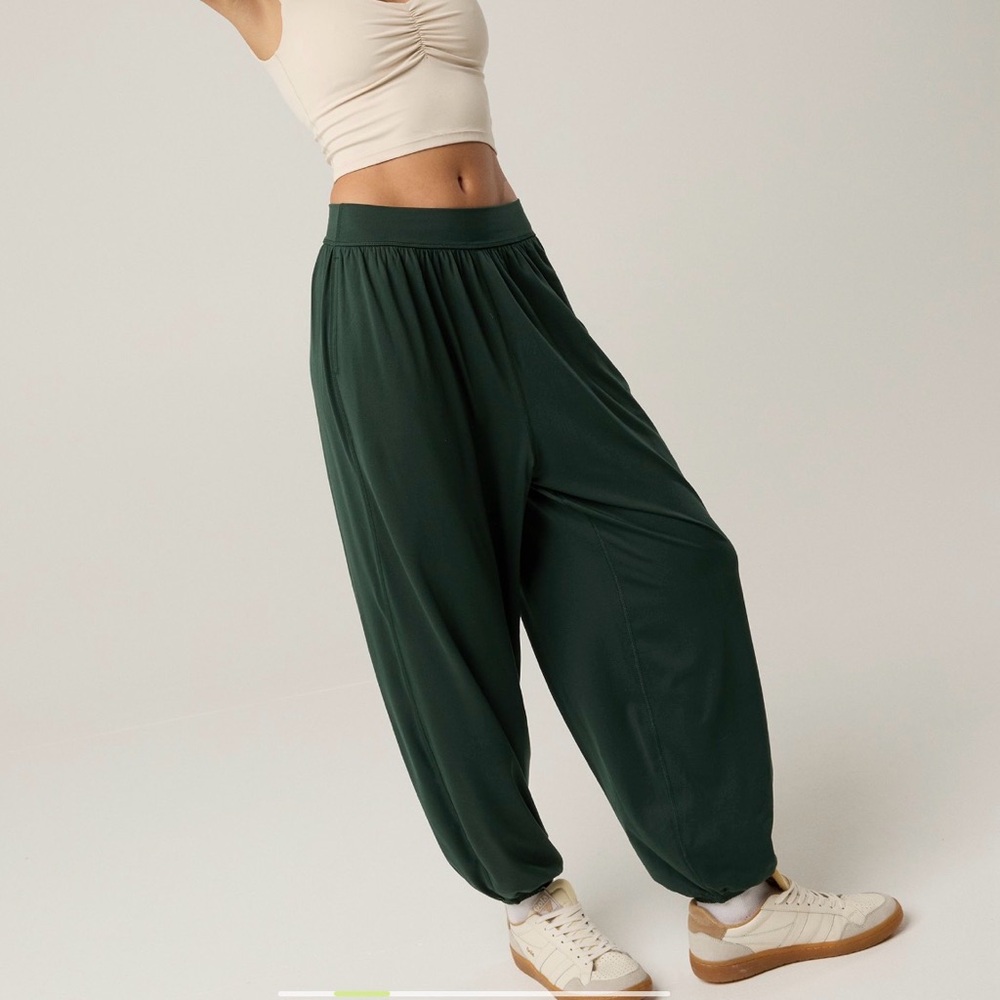Offline by Arie the hugger go with the flow baggy jogger